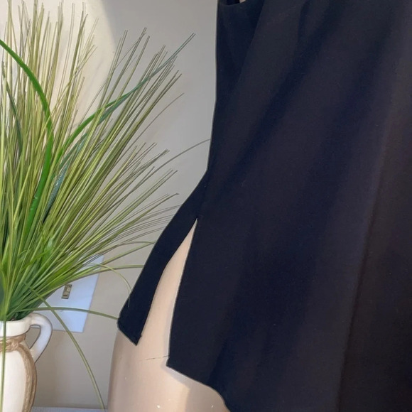 Zac & Rachel womens blouse Large Top shirt sleeveless  black Keyhole vneck basic - Picture 3 of 8